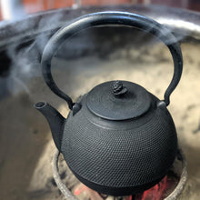 画像をギャラリービューアに読み込む, 南部 鉄瓶 日の丸あられ型 1L