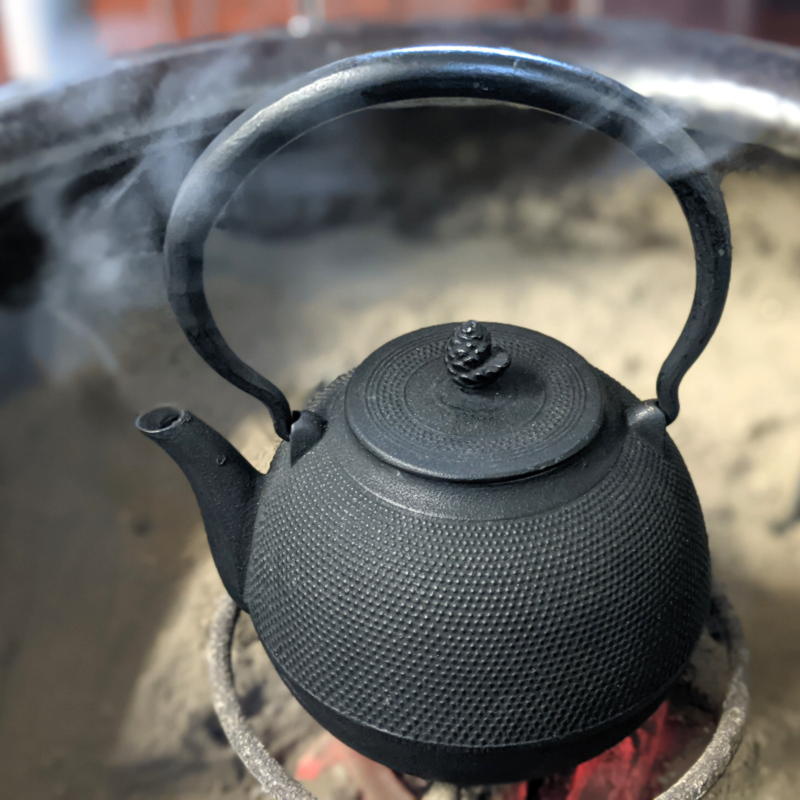 南部 鉄瓶 日の丸あられ型 1L – 【炭・燃料の専門通販】+炭STYLE 増田屋